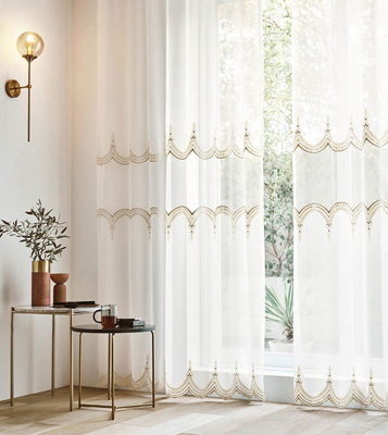 切り返しエンブロイダリーレース〜生地の切り替え氏がセインセンナエンブロイダリーレース。ワンランク上のコーディネートが楽しめます。