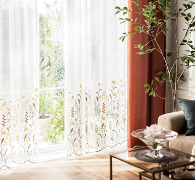 多色遣いのエンブロイダリーレース〜多色遣いのエンブロイダリーレース。ドレープとのコーディネーションでより鮮やかに引き立ちます。