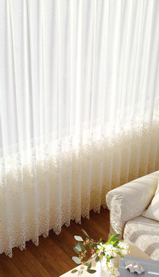 【刺繍レース】存在感溢れるコード刺繍〜ボリュームのある裾のマクラメが、ひときわ美しいエンブロイダリーです。