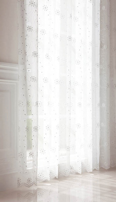 【刺繍レース】ボリュームのあるマクラメ〜シ ル バ ー の ラメ 糸 で 刺 繍 し た 、雪 花 紋 様 が 可 憐 な エ レ ガ ン ス 。