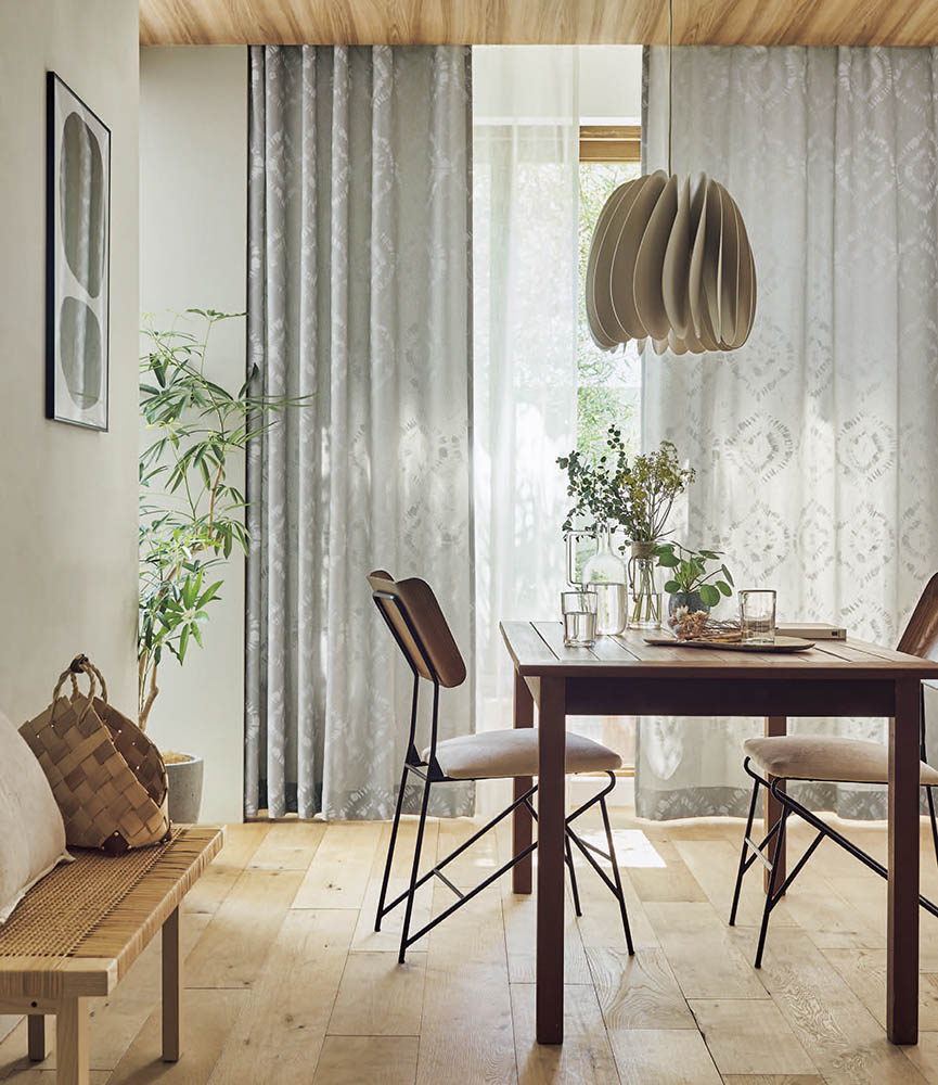 プリミティブな雰囲気〜プリミティブな雰囲のあるプリント。自然素材風な生地に顔料で大胆に描かれています