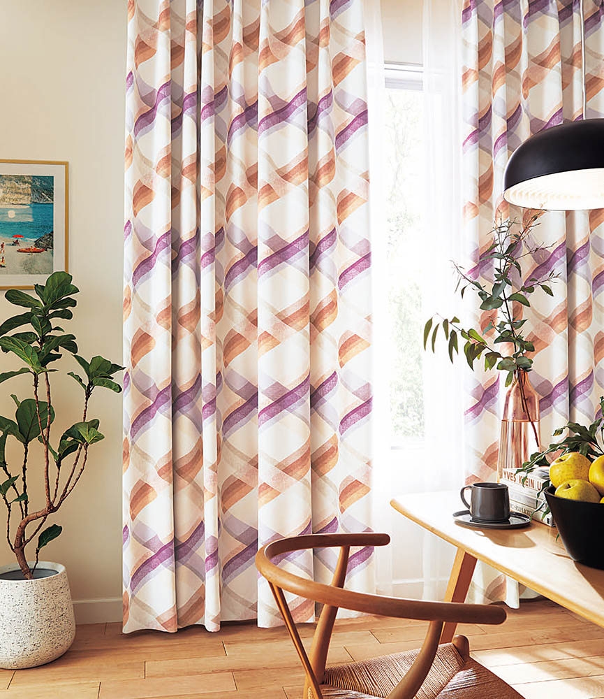 【遮熱・遮光2級】リングル〜色の重なりが美しいスパイラルのパターンがお部屋を彩ります。遮熱効果によって心地よい毎日を届けます。