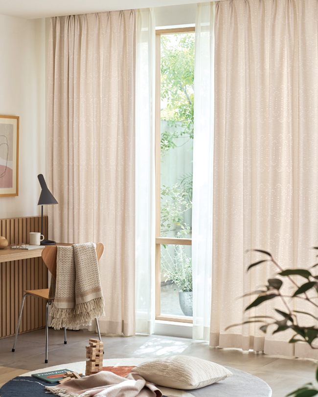 温かみ感じるフラワーパターン〜温かみ感じるソフトな生地に並んだフラワーパターン。シンプルナチュラルな空間に可憐な花を咲かせます。