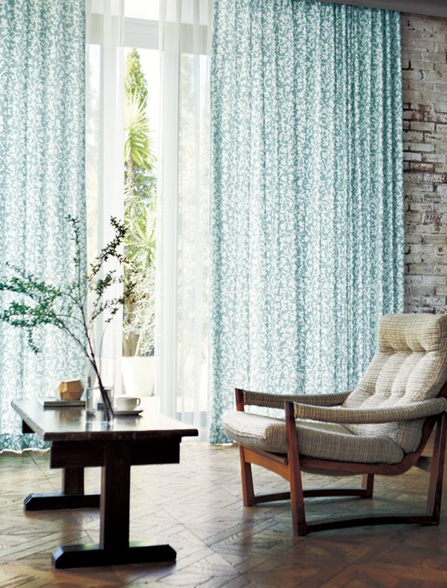 雪玉をいっぱいつけた冬の木枝〜まるい雪玉をいっぱいつけた、冬の木枝をシルエットにして。北欧テイストが漂う爽やかなカラーリングです。