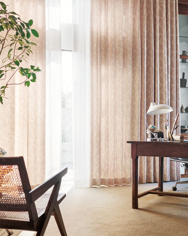 北欧レトロのような優しい空気感〜抽象的でモダンなデザインを、ウールライクな風合いで表現。北欧レトロのような優しい空気感を生み出します。