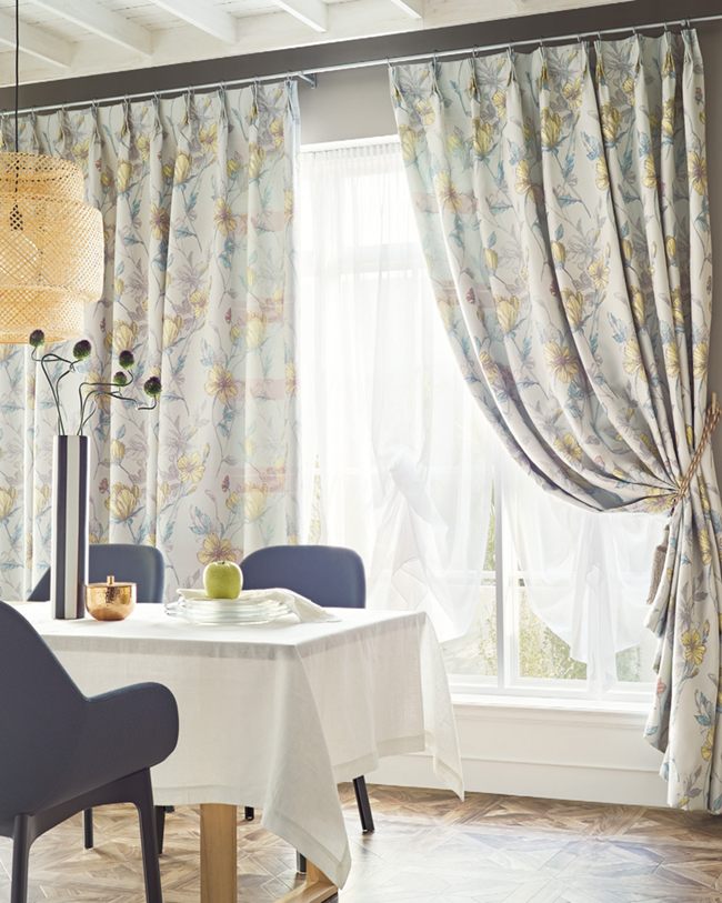 繊細に描かれた花柄〜繊細に描かれた花柄を織り組織の変化で色付けした、上質で華やかなカーテンです。