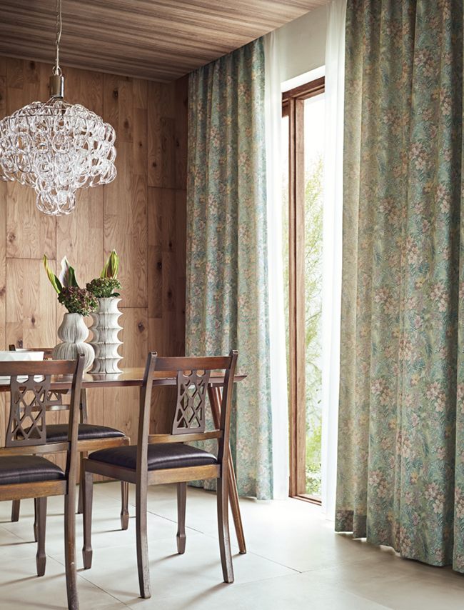 高級感あふれるゴブラン織り〜高級感あふれるゴブラン織りで表現した花々は、まるで絵画のようなカーテンです。