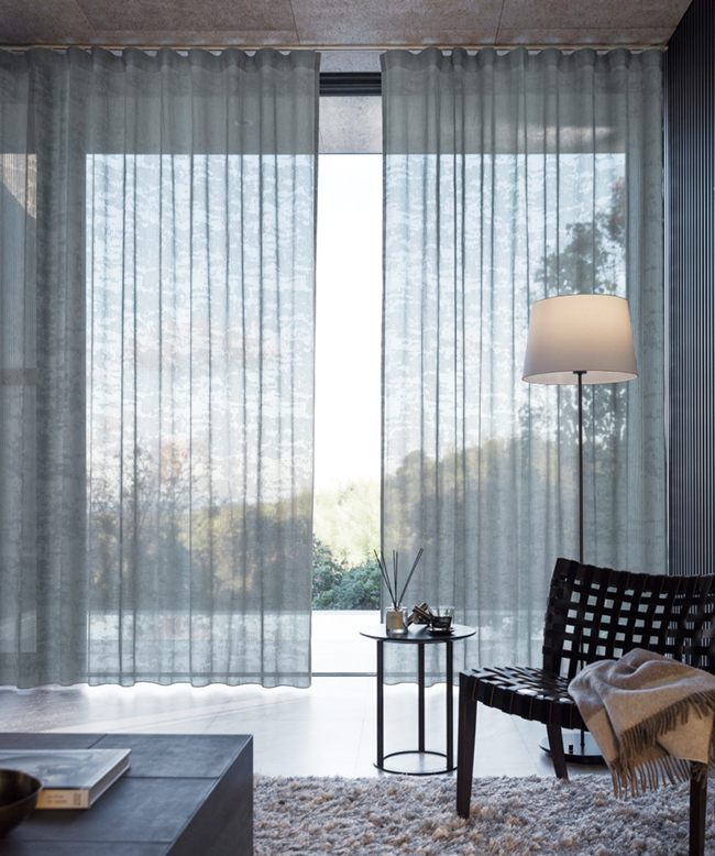 フィヨルド〜水面のようなパターンをバックカットと色のうつろいで表現。揺らぎのあるデザインは風景と心地良く馴染みます。