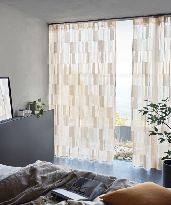 ランダ〜バックカットと糸の変化で表現されたランダムスクエアのデザインです。室内に浮かび上がる光の陰影も楽しんで。