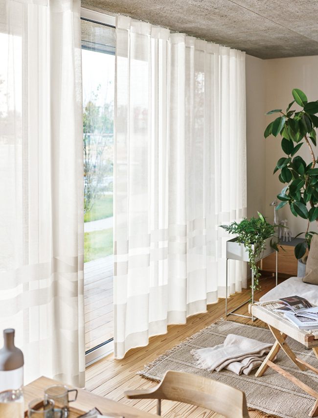 ホライズ〜シンプルなボーダー柄がアクセント。ナチュラルな表情がお部屋に馴染むボイルカーテンです。