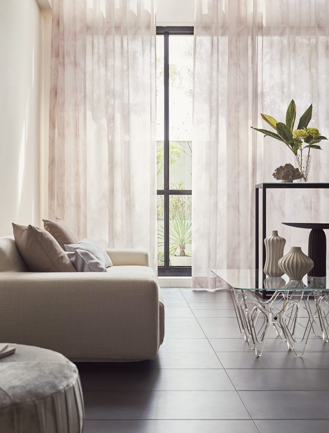 ブラッシュ〜繊細なタッチのハケ跡をプリントしたシアーカーテン。色の濃淡と透け具合のバランスが美しい表情を生み出します。
