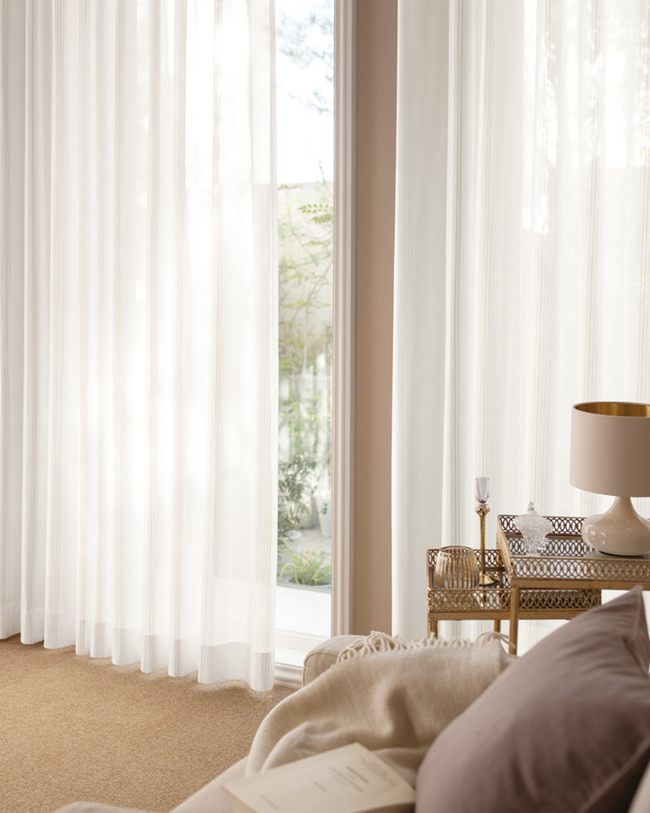 【遮熱ミラー】煌めきのあるストライプ柄〜煌めきのあるストライプ柄がほんのりエレガントを感じるお部屋のアクセントに。遮熱効果も高いレースカーテンです。