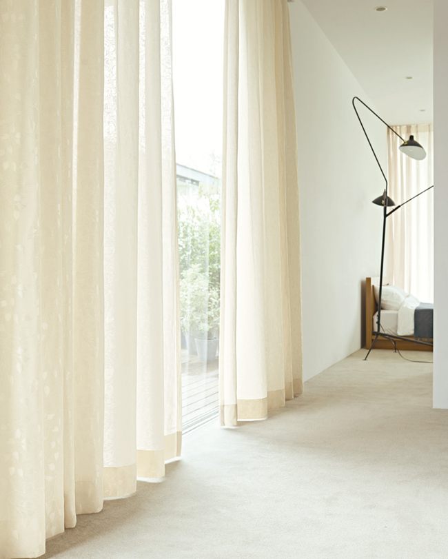 つる状の葉を表現〜風通ジャカードでつる状の葉を表現しました。二重の生地が織りなすモアレが光をやわらかく見せます。