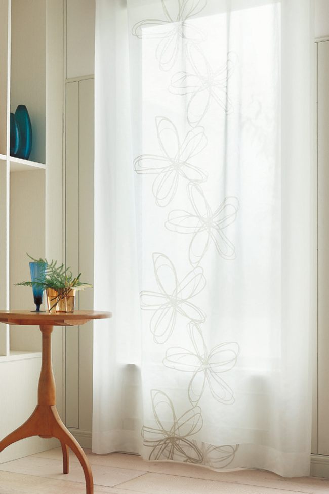 【遮熱】大きな花柄のライン〜大きな花柄のラインがお部屋のアクセントになります。