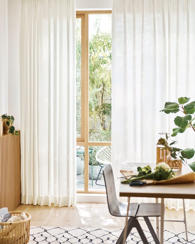 【遮熱ミラー】約96%の紫外線カット率〜約96%の紫外線カット率で、陽射しの強い日も安心。ミラー効果でプライバシーにも配慮します。※外の景色はほとんど見えません