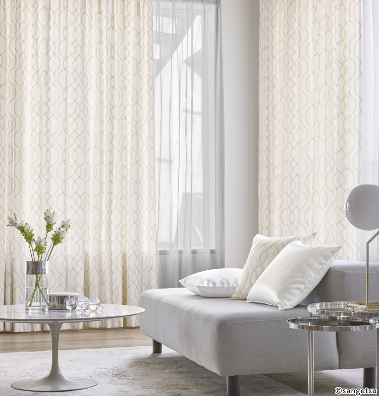 ラメ糸の縦流れ柄〜ラメ糸やツヤのある刺繍糸で表現した縦流れ柄。光沢を活かしたエレガンスなコーディネートがお勧めです