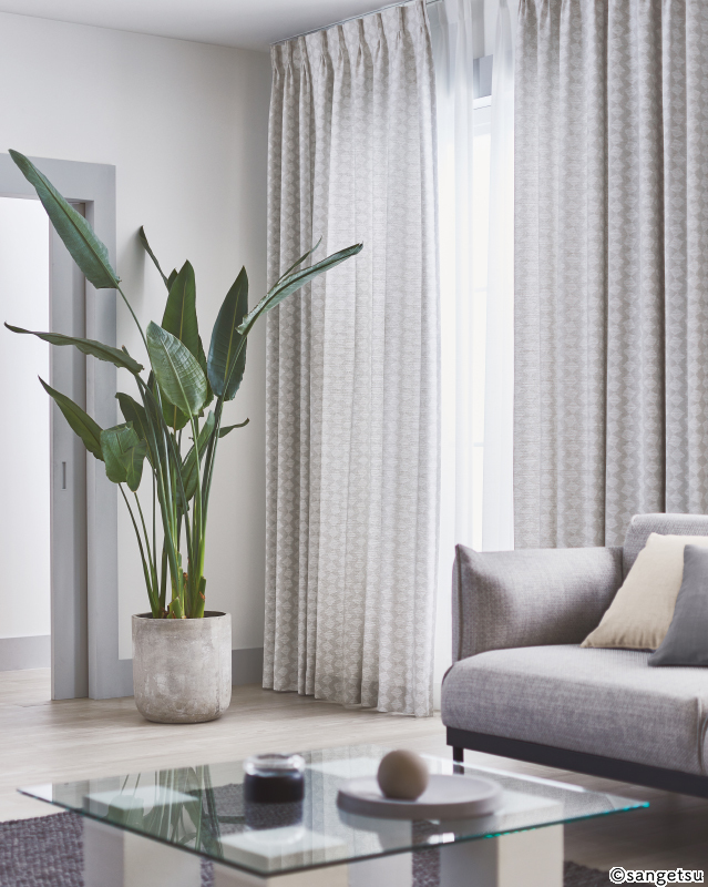 幾何学柄を積み木のようにリズミカルに並べました。〜太番手の糸でやわらかく負った手持ち感のある生地です。