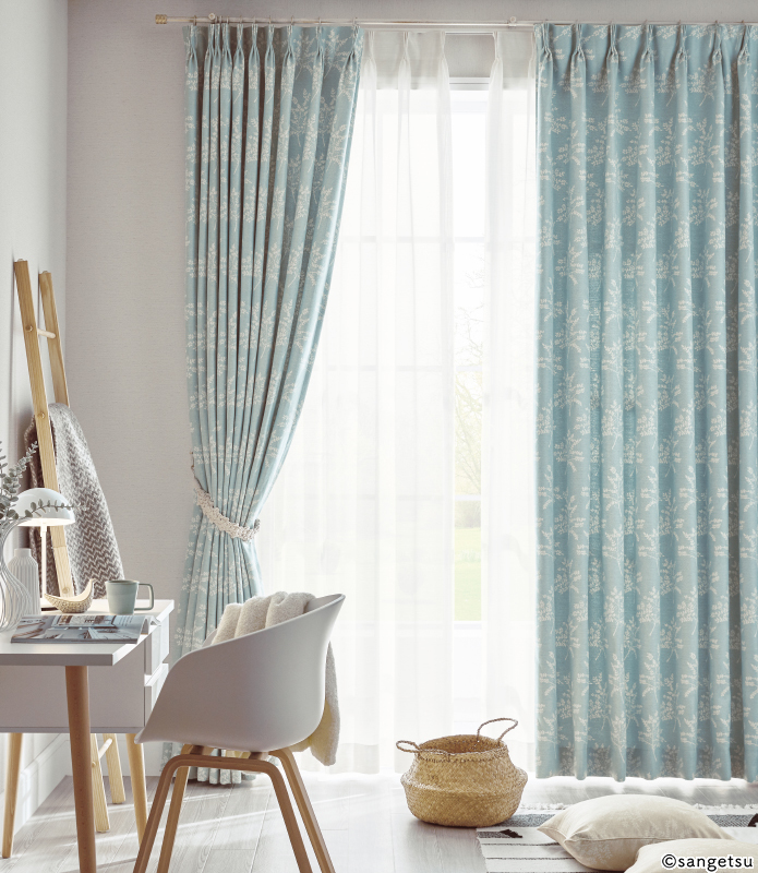 【遮光2級】さり気なく見えるリーフ柄〜さり気なく見えるリーフ柄が使いやすいファブリック。ざっくりとした生地感がナチュラルな雰囲気を高めます。