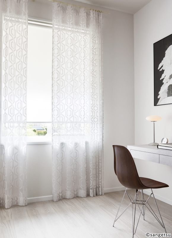 【北欧レース】大胆な幾何学柄〜大胆な幾何学柄がスタイリッシュで印象的なデザインのシアー。オパール加工で透け感を持たせました。