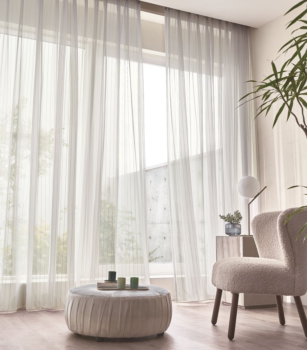 さりげない光沢感のシンプルなストライプ〜さりげない光沢感のシンプルなストライプ。どんなドレープにも合わせやすいシアーカーテンです。