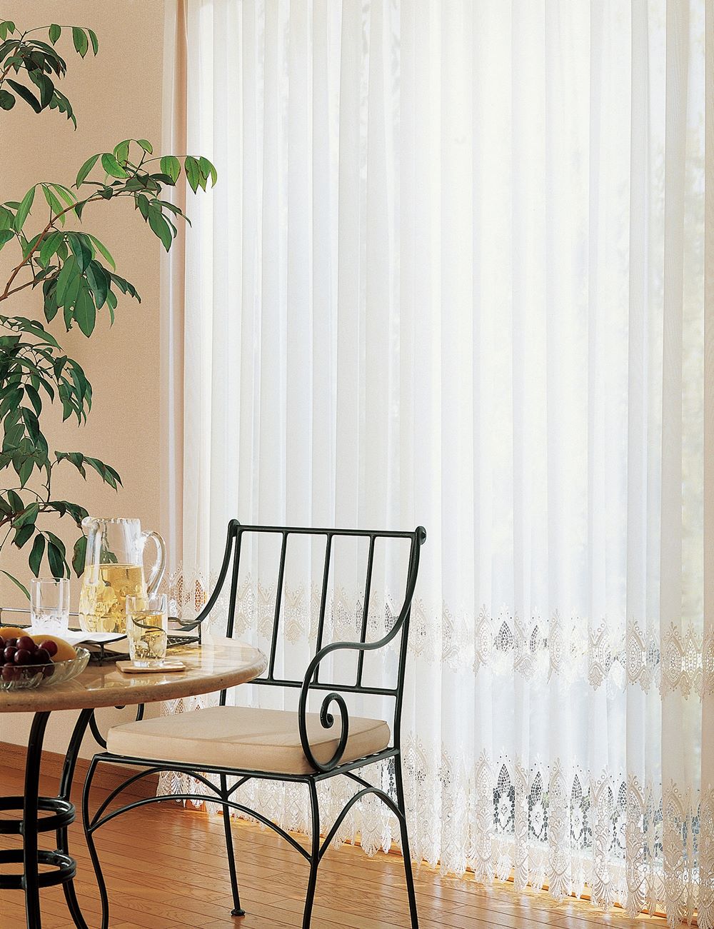 クラシカルな刺繍が印象的なシアーカーテン。〜クラシカルな刺繍が印象的なシアーカーテン。