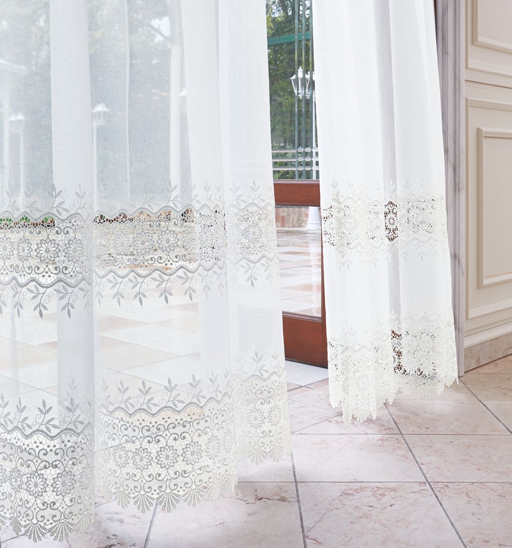 可憐な花柄を表現した華やかなボイル刺繍。〜可憐な花柄を表現した華やかなボイル刺繍。