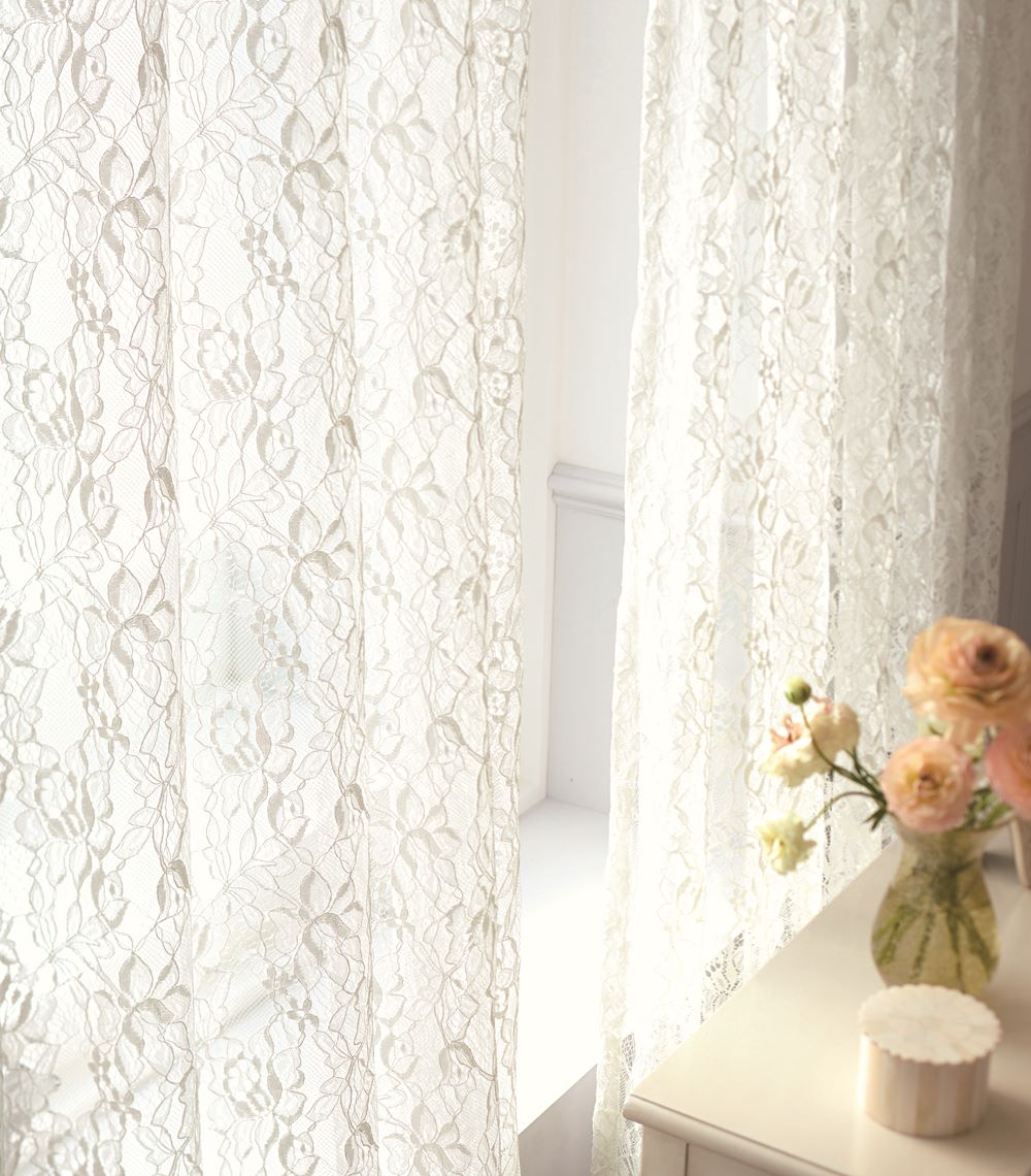 華麗な花柄を描き立体感を表現〜太い糸でコード刺繍のように華麗な花柄を描き、立体感を表現しています。レース本来の美しさを追及した高級感のある一枚です。