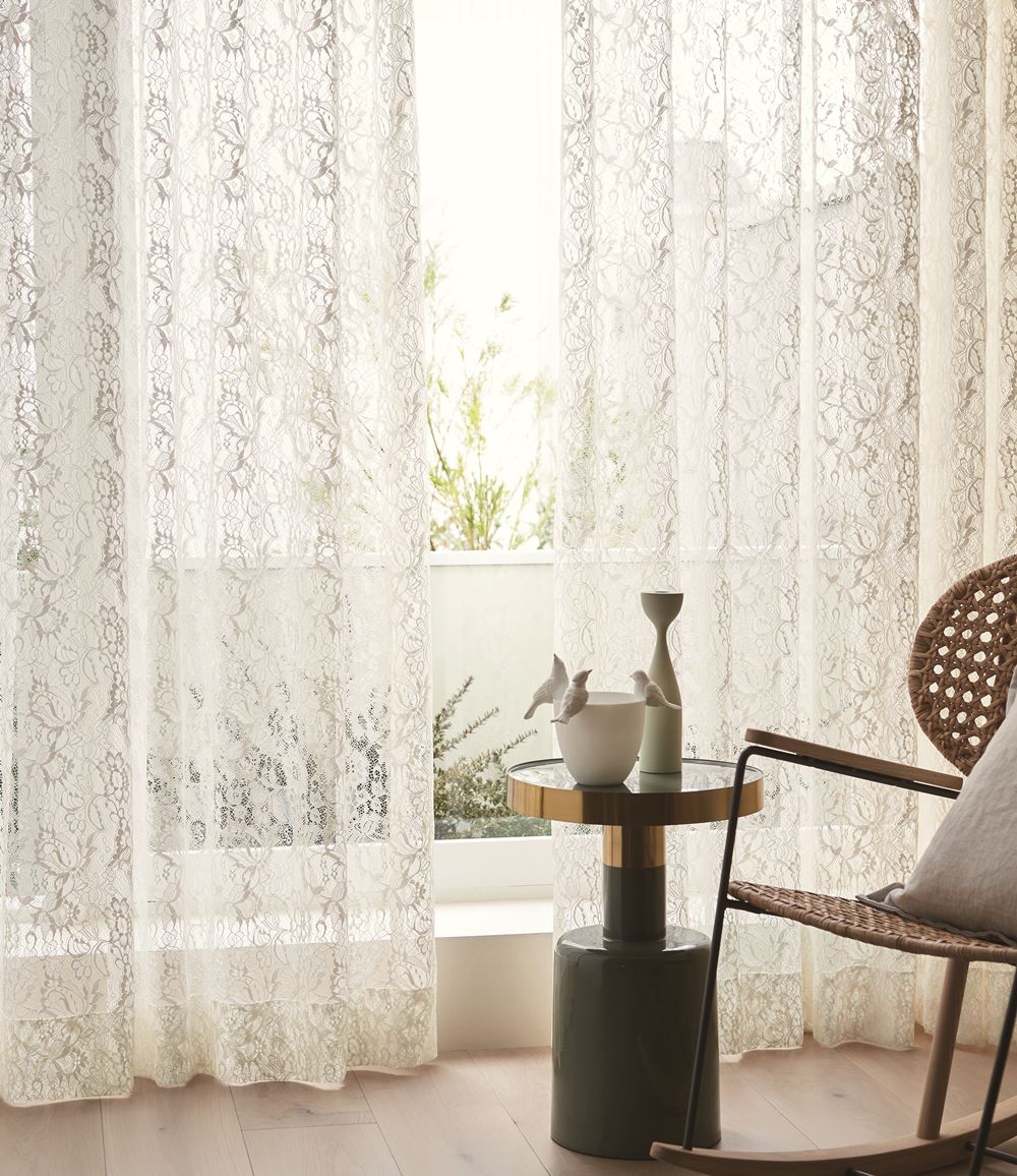 立体感ある表現で花更紗模様を描いた豪華なレースカーテン〜立体感ある表現で花更紗模様を描いた、豪華なレースカーテン。複雑な糸の組織で繊細に編みあげました。