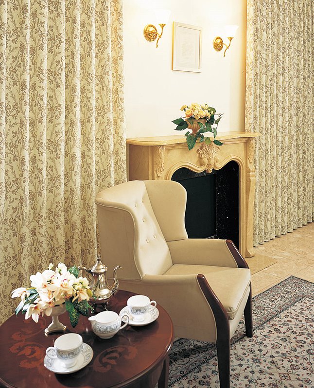 東リカーテン Tkf バラの枝に葉飾り模様をあしらったカーテン カーテンショップクレール名古屋