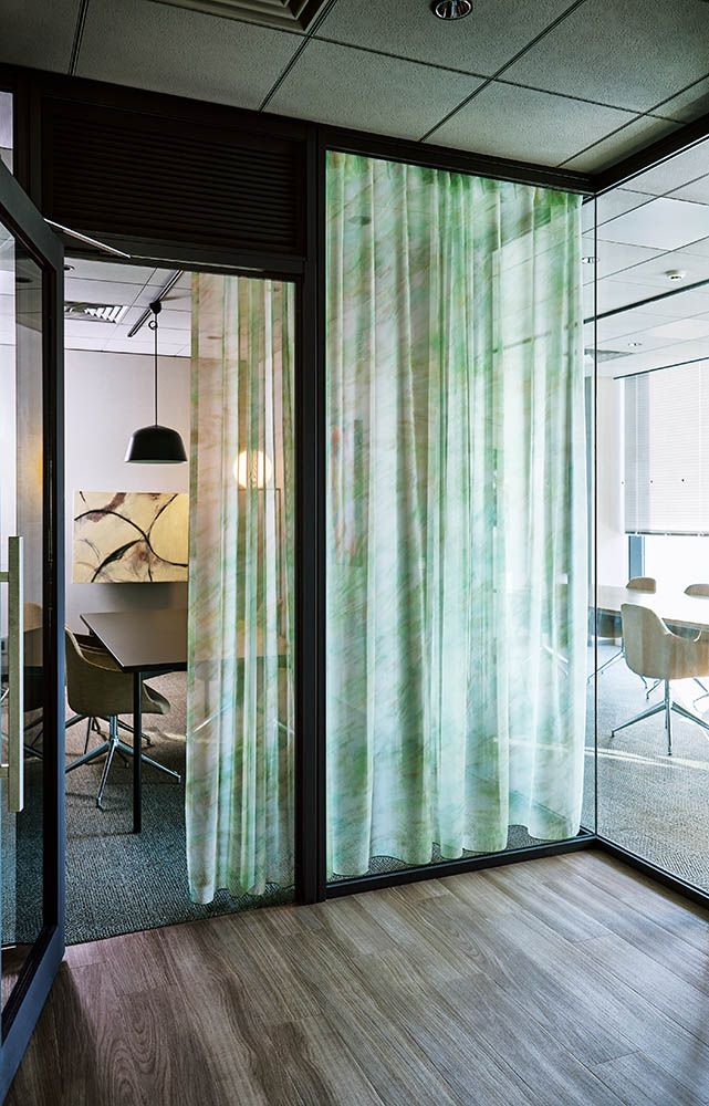 残像のように抽象化した ボイルプリント〜うつろいゆく草花の姿を捉えて、残像のように抽象化した ボイルプリント。優しいグリーンを目にするたびに、ゆったりとした心地よさに包まれます。