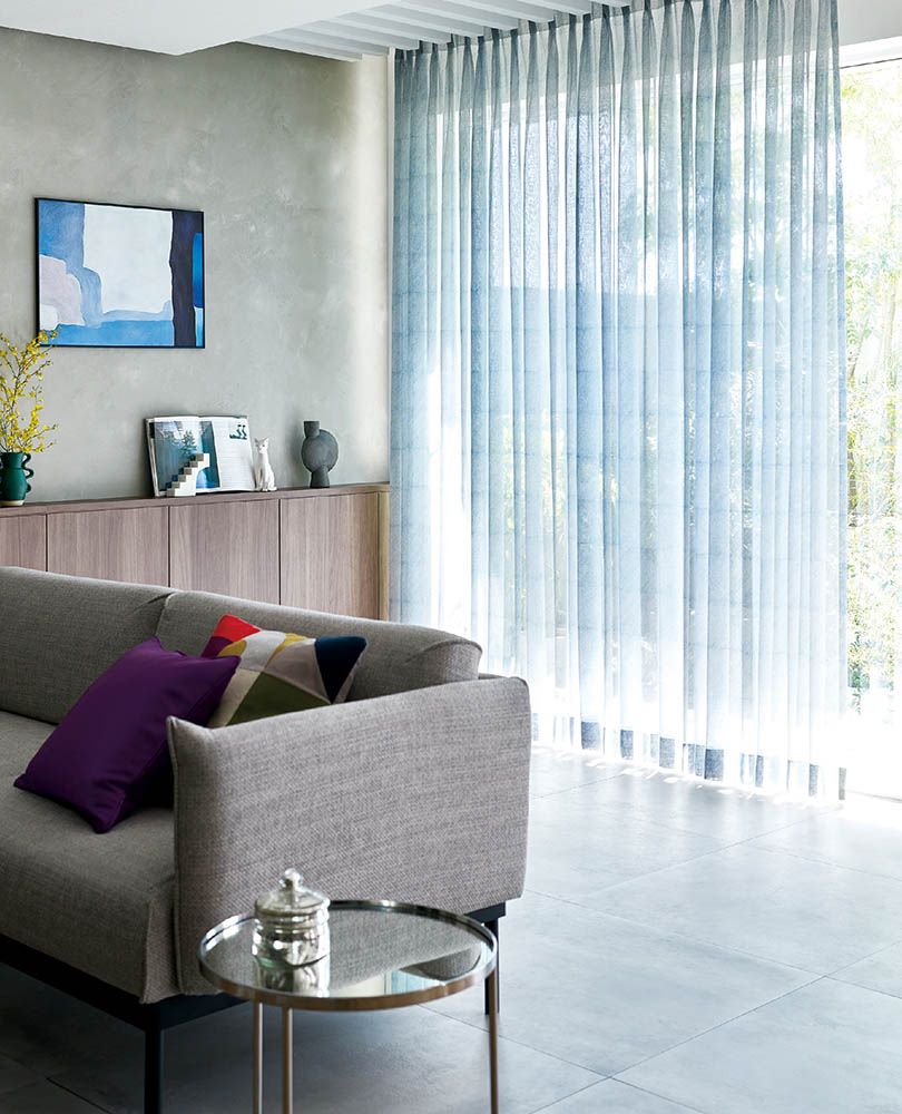 手描きタッチで温かみをプラスした北欧デザインのボイルカーテン〜軽快なブルーと落ちついたテラコッタブラウンが目を引く北欧デザインのボイルカーテン。手描きタッチで温かみをプラスしました。