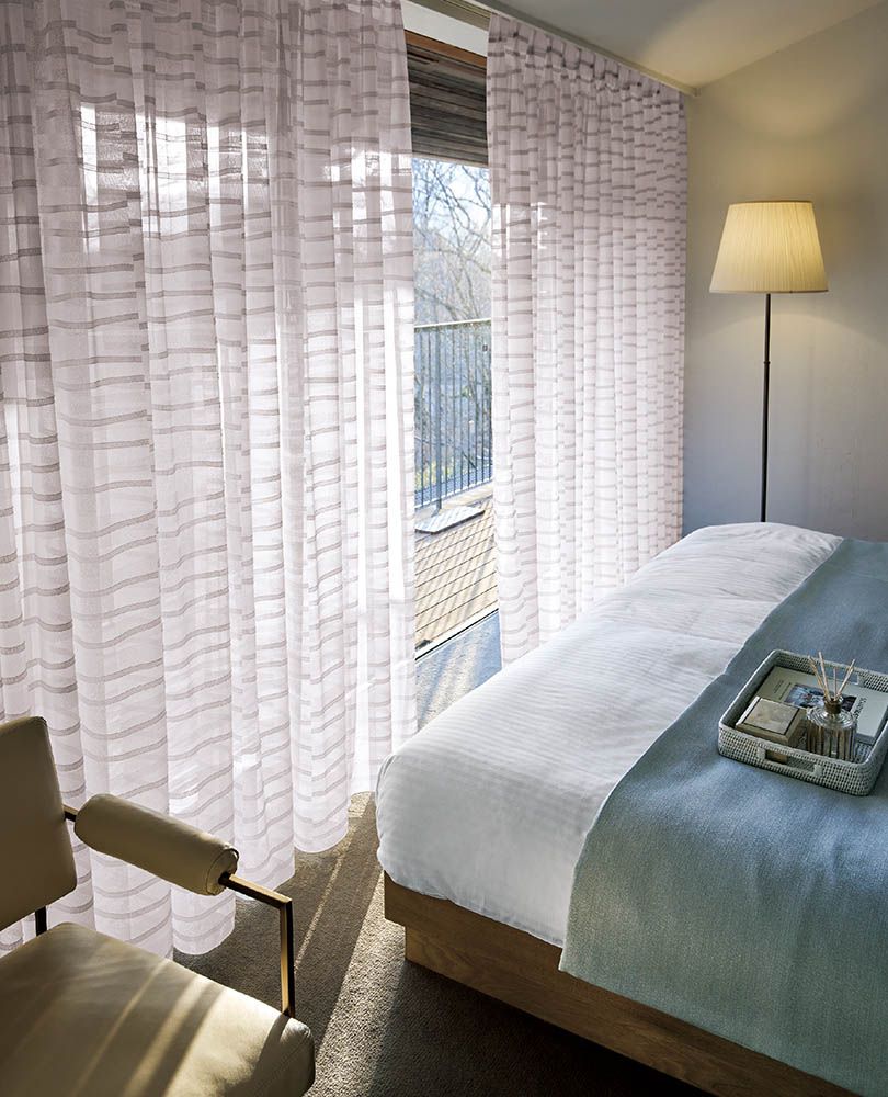 フロントカットデザインのボイルカーテン〜フロントカットデザインのボイルカーテンで、ライン柄に柔らかな変化を生み出しました。上質でありながら、個性のあるスタイリッシュモダンを演出します。