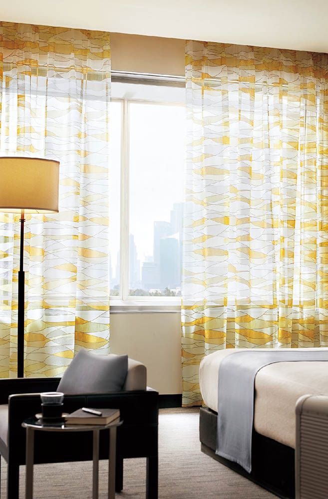 ゆらぎのあるステンドグラスの質感と透明感を表現〜ゆらぎのあるステンドグラスの質感と透明感を表現しました。 ゆるやかな曲線がお部屋と窓の外をつなげます。