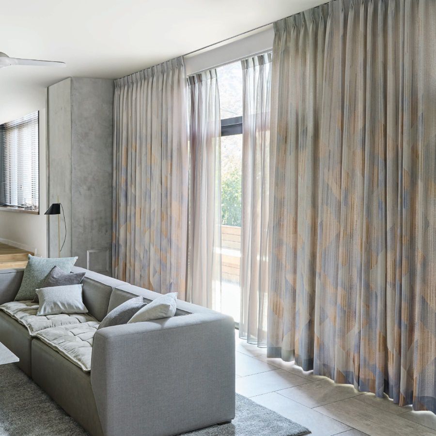 ダイナミックカーテン(天井の高い大開口窓向け)〜風景を抽象化したダイナミックなデザインです