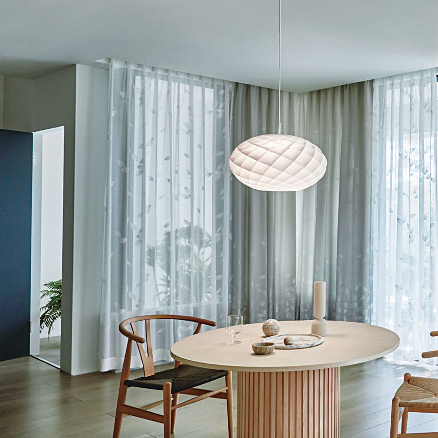 ダイナミックカーテン(天井の高い大開口窓向け)〜線の粗密で描いたリーフを裾部分に舞わた軽やかなデザイン(同柄デザインレースD-4011とペアで使うのがおしゃれ)