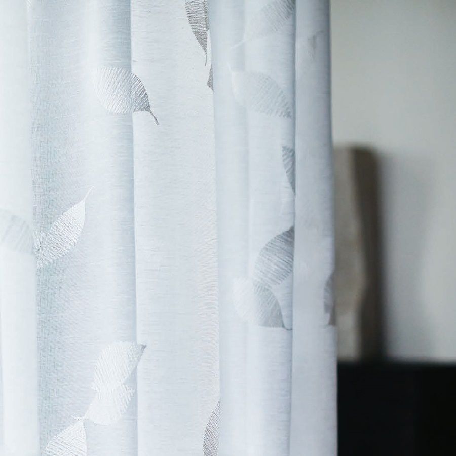 ダイナミックカーテン(天井の高い大開口窓向け)〜軽やかに舞うリーフをししゅうのステッチ密度差で表現しました。(ドレープD-4003-D4010とペアで使うのがお勧めです)