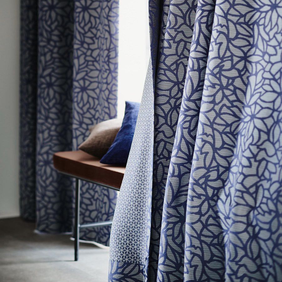  ���ʂ��������f�U�C���`��̃f�U�C���𐶒n�̕\���ɂ��蕪�����Ռ��J�[�e�� 