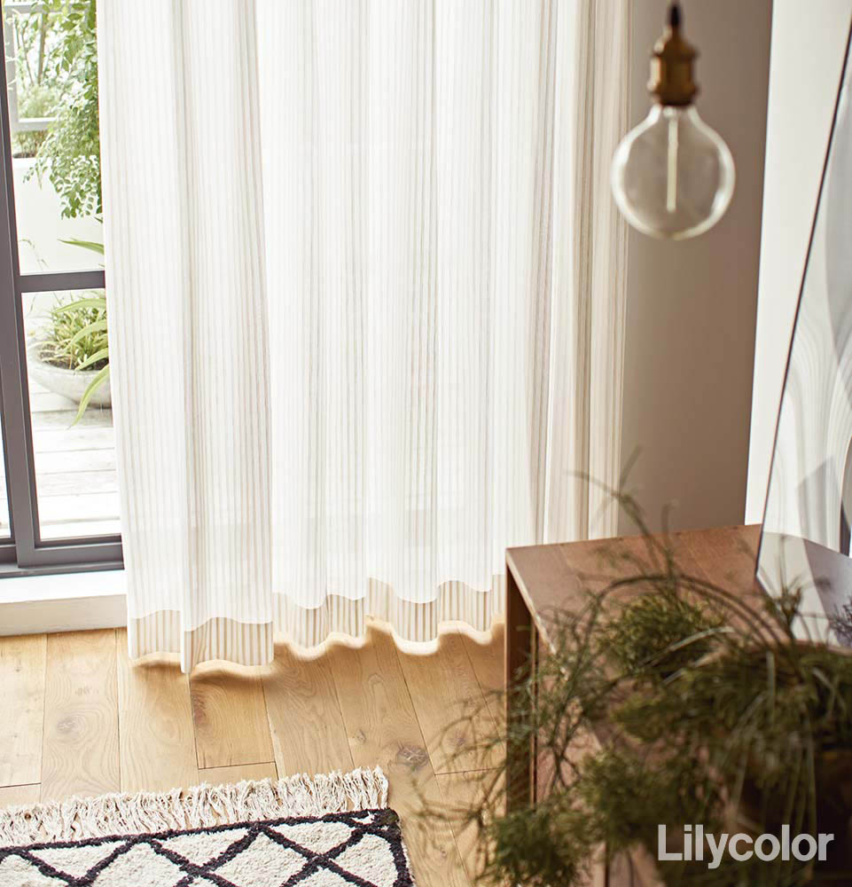  �y�ՔM�z�����X�g���C�v�`�����̎��ƃX�e�b�`�̗l�ȃX�g���C�v���A�i�`�������ŐS���炮�\��B 