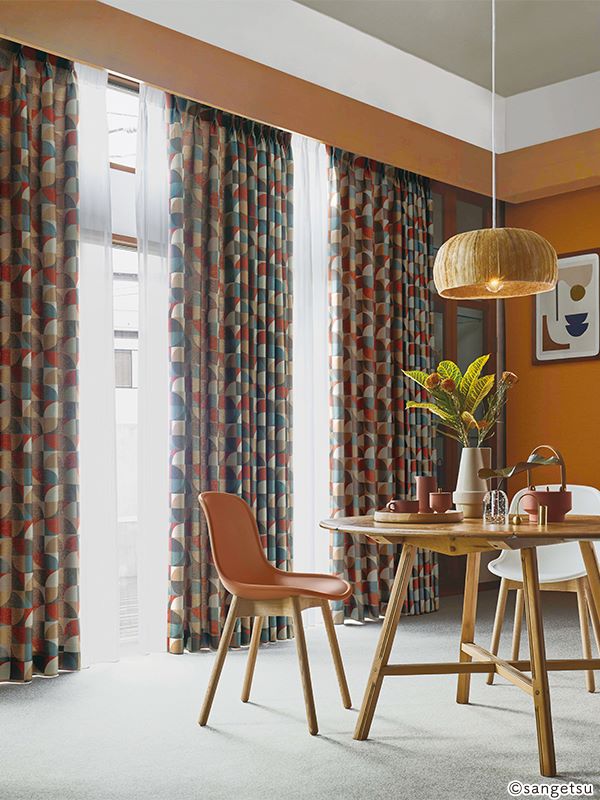  �A�t���J���e�C�X�g�􉽊w���`�g�����h�̃A�t���J���e�C�X�g�������ꂽ�􉽊w���B �C���e���A�̐F�����킹��ƁA�������ɂ܂Ƃ܂�܂��B 