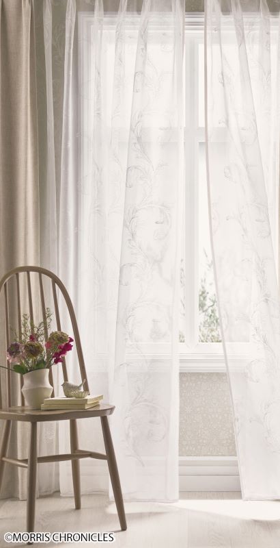 【MORRIS】レスター SHEER〜レスターの図案の中にある、アカンサスの葉を抽出してアレンジしたデザインです。やや光沢のある刺繍糸で表現した、エレガンスなテイストのドレープと相性の良いシアー生地です。