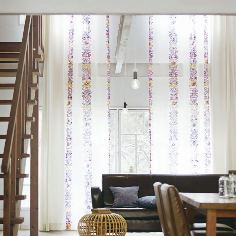 【刺繍レース】ストライプ に あしらった 花 〜ストライプ に あしらった 花 刺 繍 が カラフ ル なリボン の ようで す 。