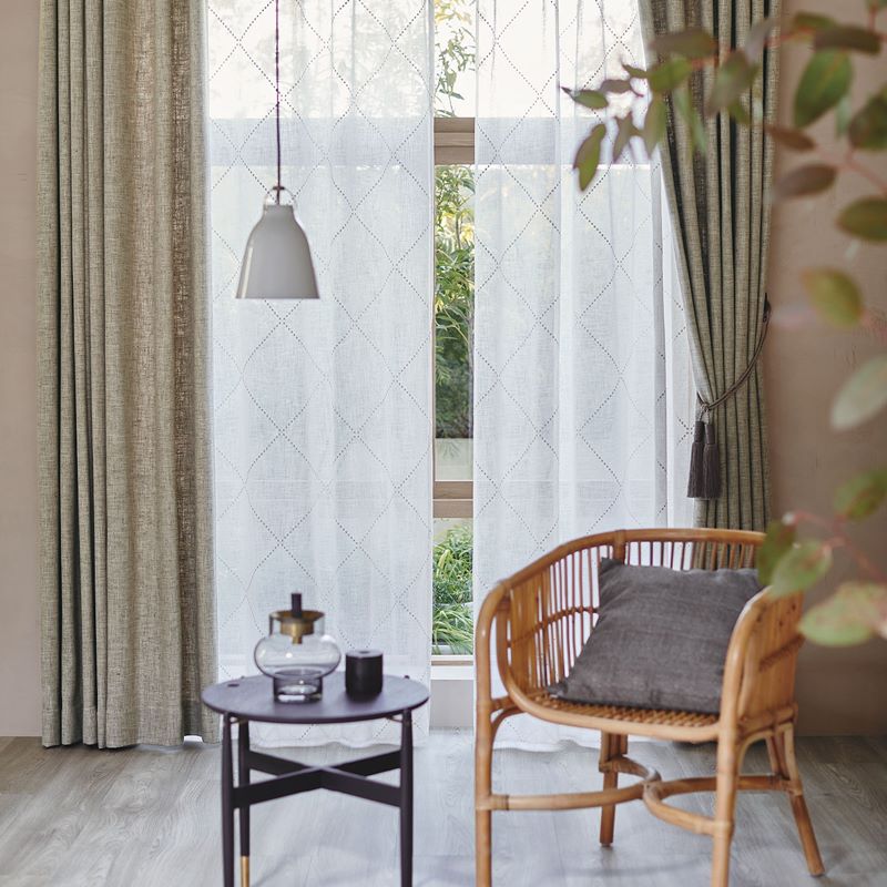 【刺繍レース】立体的なドット〜連なる立体的なドットをナチュラルな質感の生地に刺繍しました。