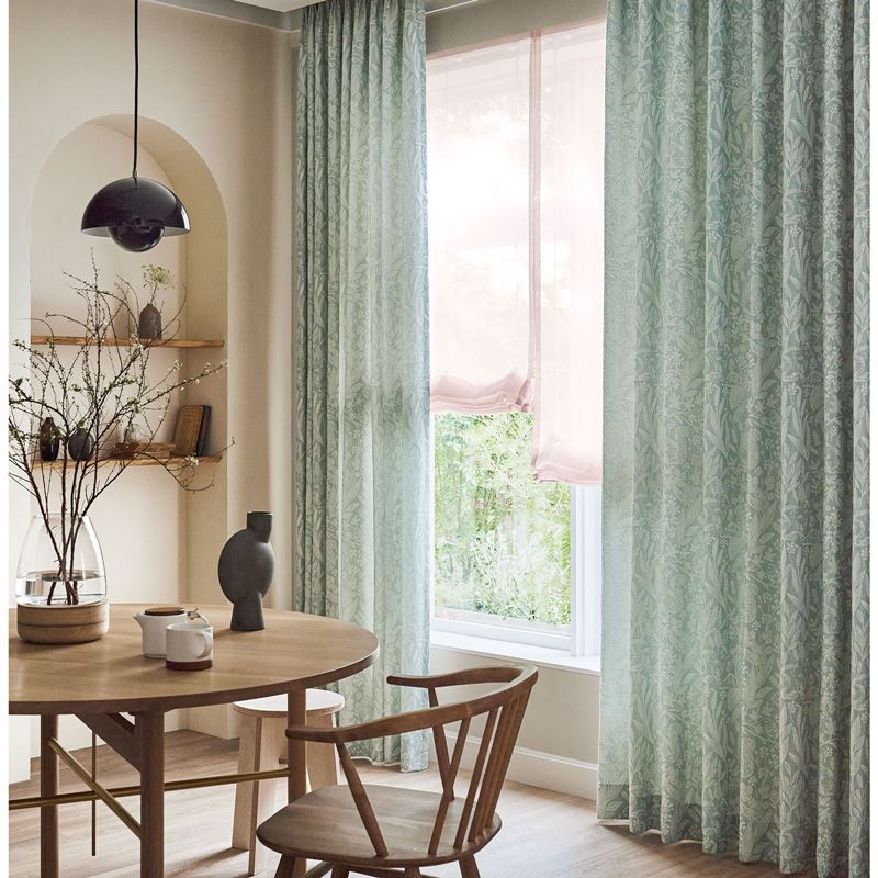 【北欧】森と動物〜森の植物や、そこで暮らす動物たちが描かれたジャカード織物です。