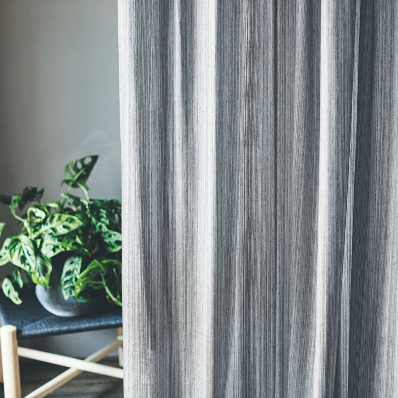 【遮光レース】ラフなテクスチャー〜縦方向にラフなテクスチャーを持つ程よい透け感のシアーです。